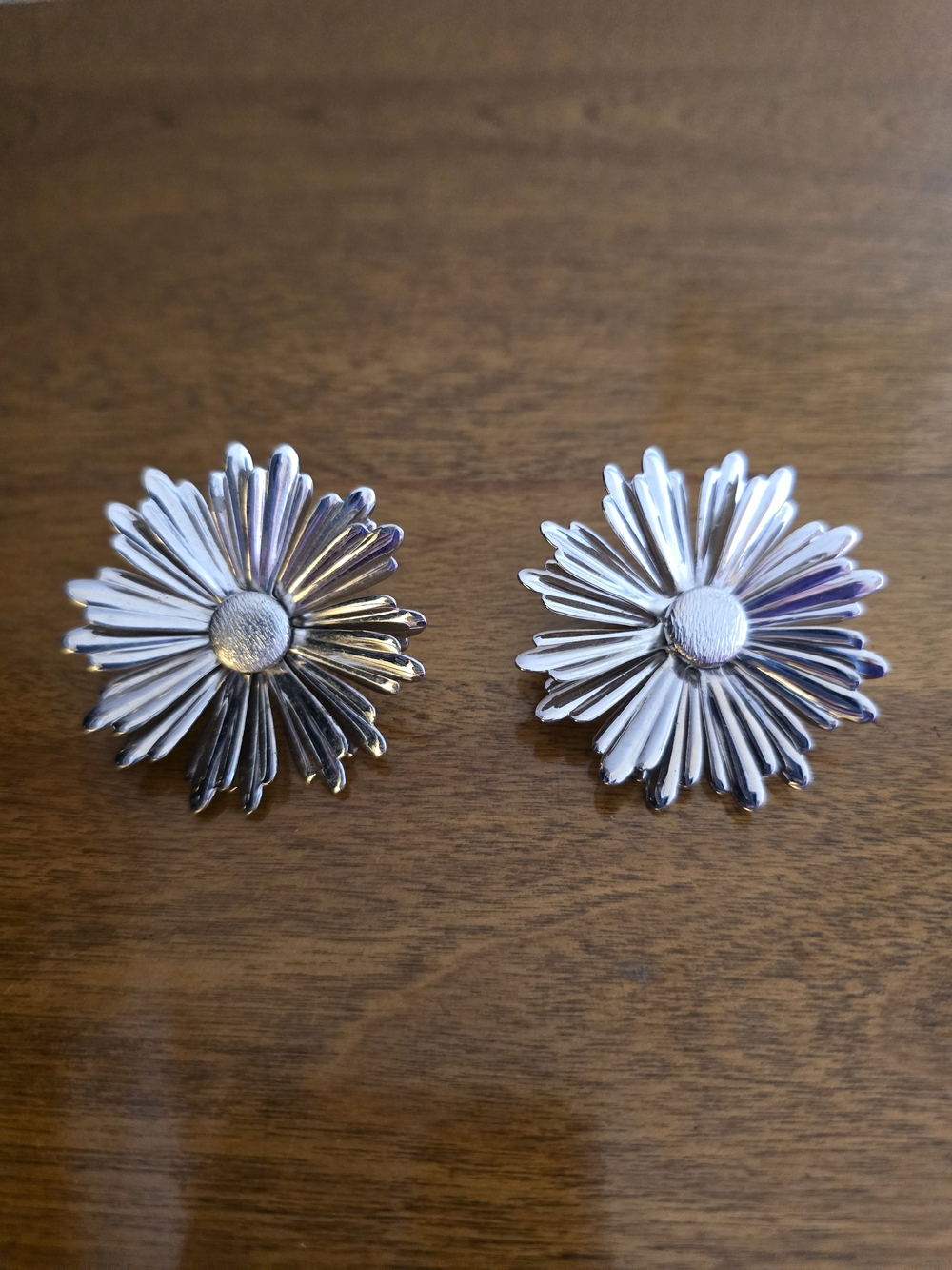 Vintage 60's/70's Sarah Coventry "Textured Daisy" Silver-tone Clip On Earrings